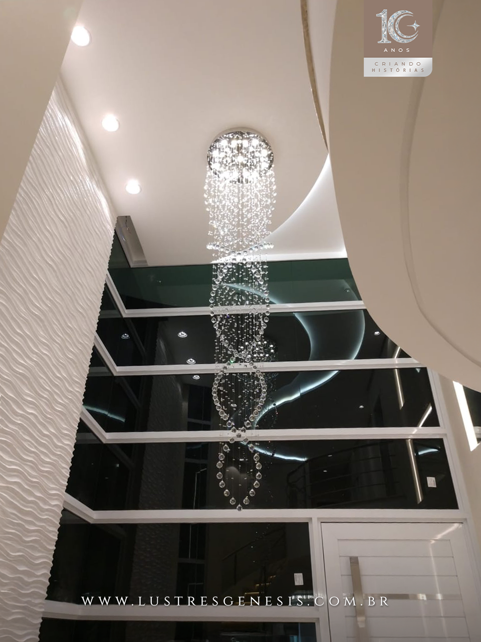 Lustre de cristal Zafira para pé direito duplo, com design elegante e cristais K9 legítimos, ideal para escadas e ambientes amplos.